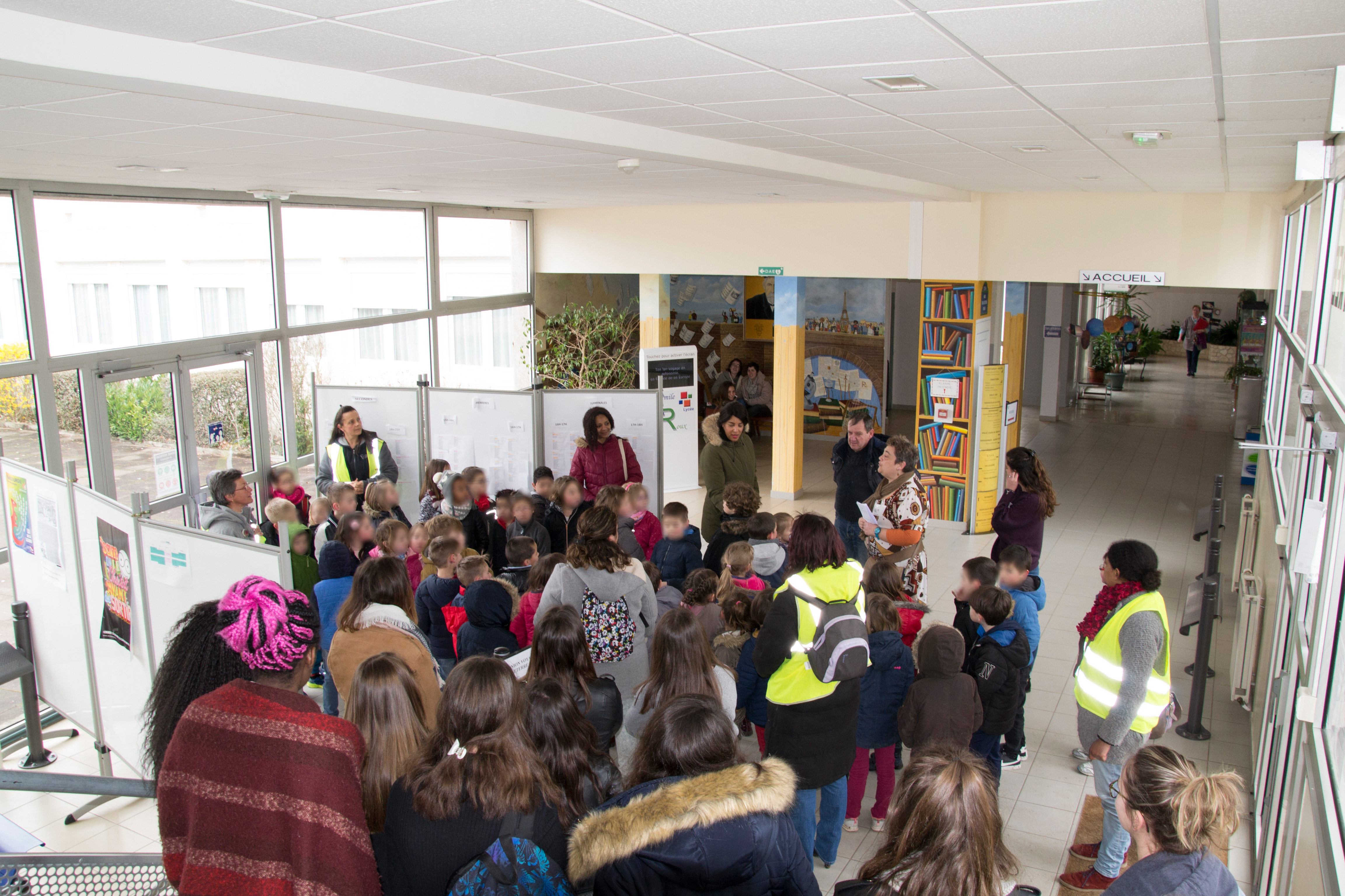 L'arrivée des CP- CE1 au lycée de Confolens. Ils sont accompagnés de leurs maîtresses et de la classe de 2nd ASSP, tout sourire.