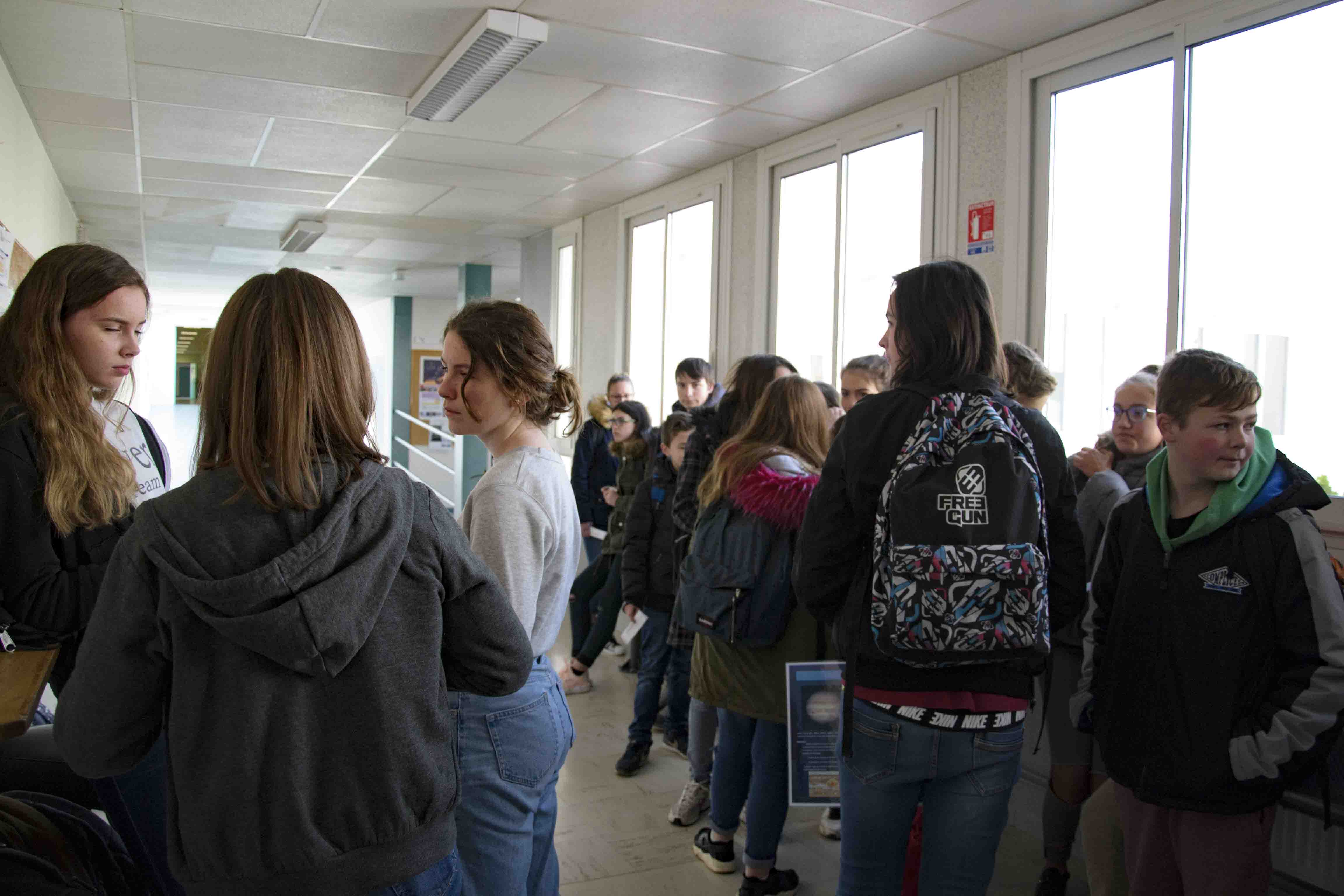 Devant le CDI, les élèves attendent d'autres groupes de visite.